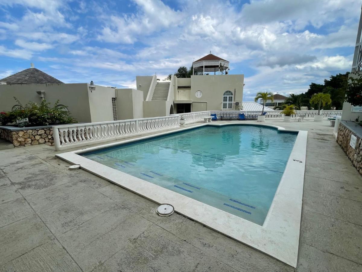 Hummingbird Retreat - Luxury Oceanview Apt, 7-Minute Walk To Beach Очо-Ріос Екстер'єр фото